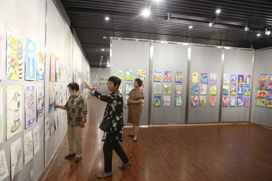 “金色童年 启航未来”辛集市庆“六一”少儿绘画展于6月1日在辛集市文化馆展览厅拉开序幕。