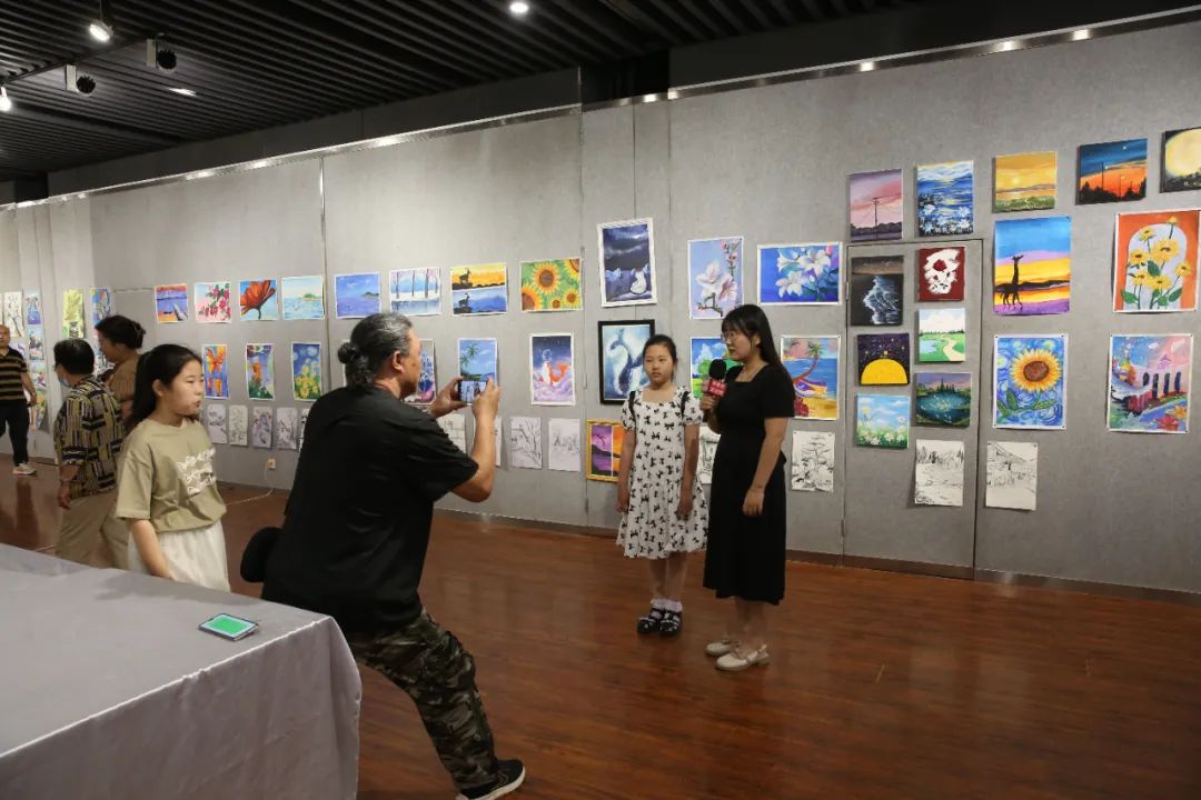 “金色童年 启航未来”辛集市庆“六一”少儿绘画展于6月1日在辛集市文化馆展览厅拉开序幕。