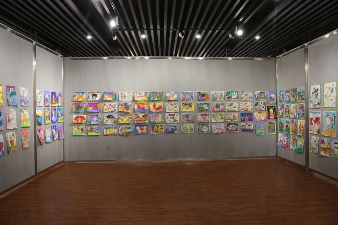 “金色童年 启航未来”辛集市庆“六一”少儿绘画展于6月1日在辛集市文化馆展览厅拉开序幕。
