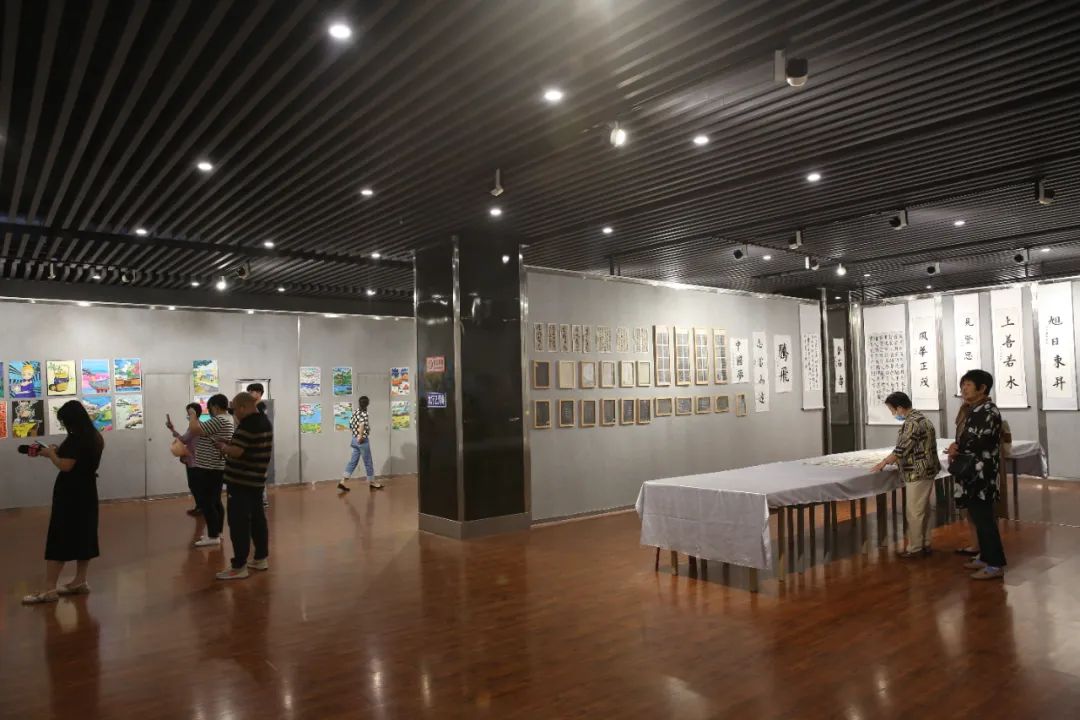 “金色童年 启航未来”辛集市庆“六一”少儿绘画展于6月1日在辛集市文化馆展览厅拉开序幕。