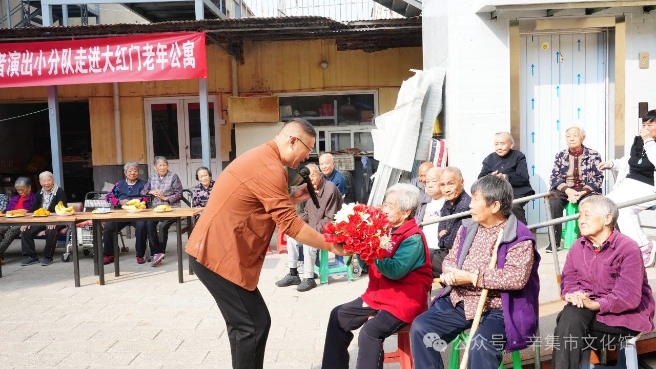 辛集市文化馆文化志愿者“演出小分队”10月8日上午，走进大红门老年公寓慰问演出