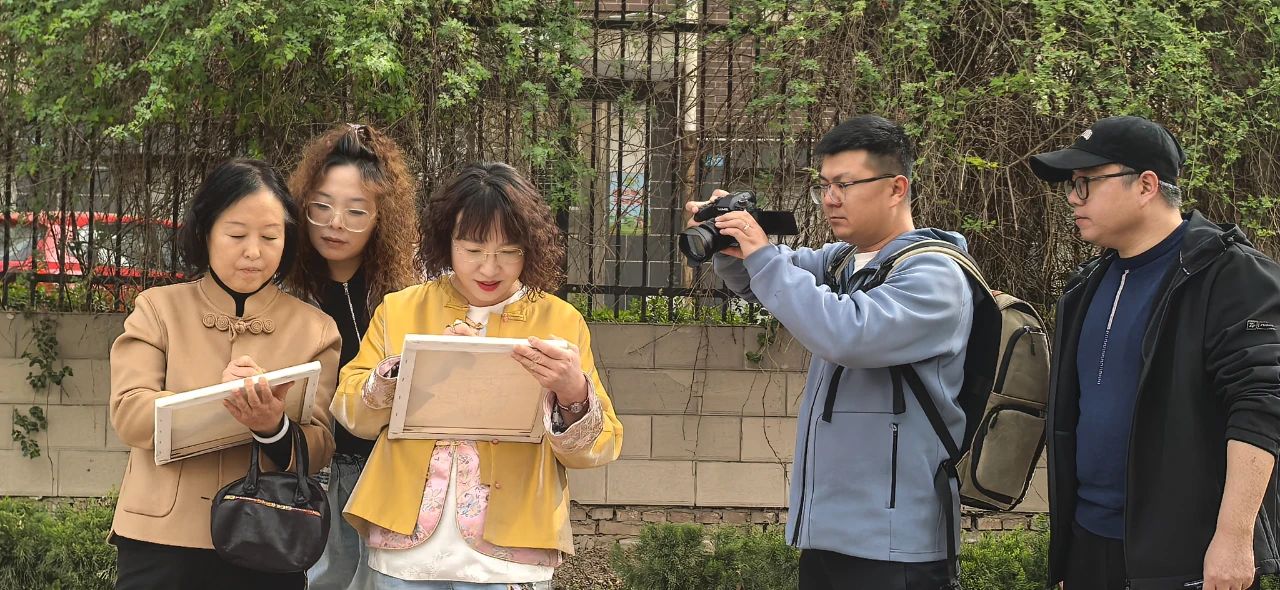 市文化馆手机短视频拍摄团队,走进“樱花大道”实地采风创作