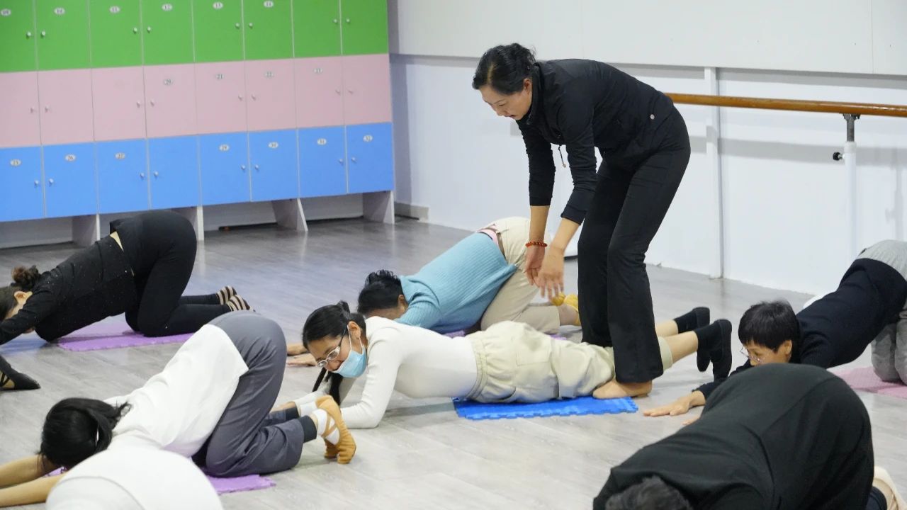 4月9日,2025辛集市文化馆青年夜校舞蹈公益培训班正式开课