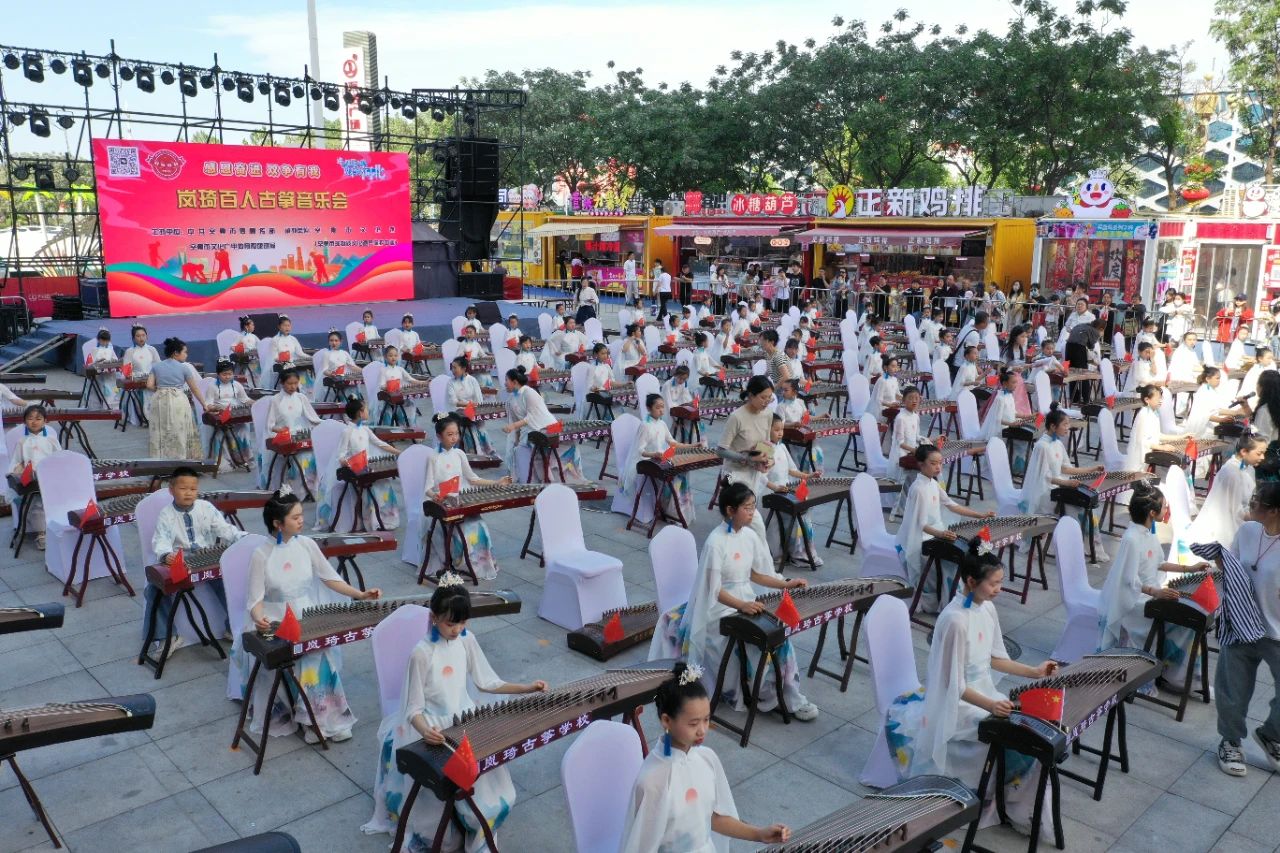 “感恩奋进 双争有我”岚琦百人古筝音乐会在万达广场精彩上演