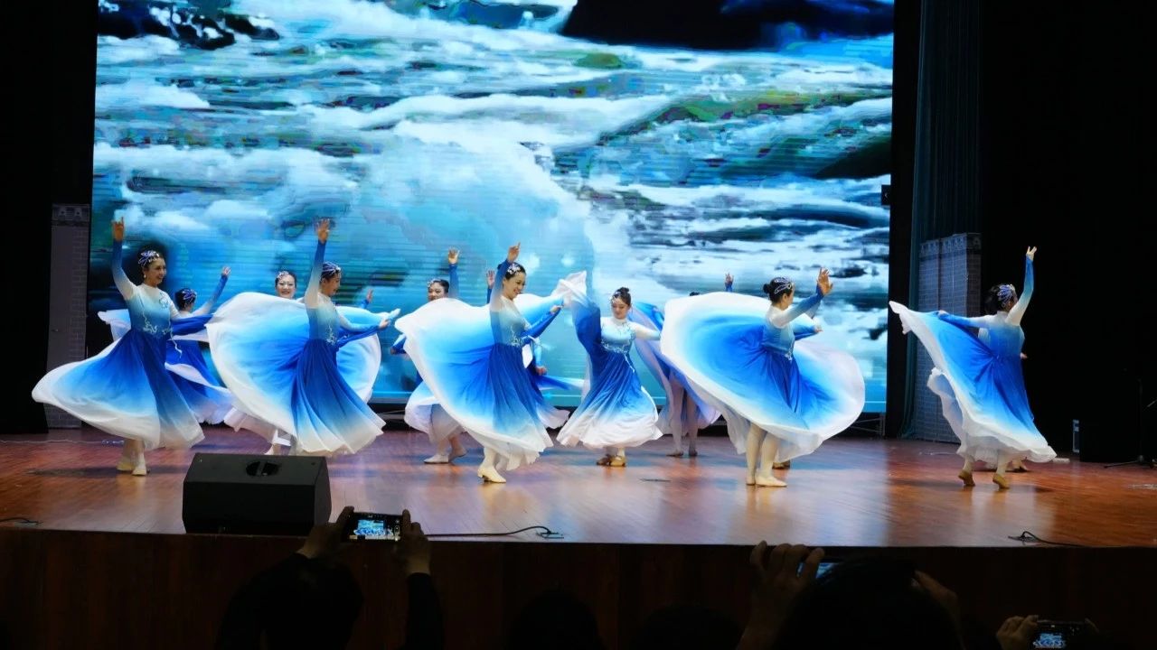 “感恩奋进 双争有我”主题群众文化活动暨河北省文化进基层惠民演出在辛集市传媒中心举办