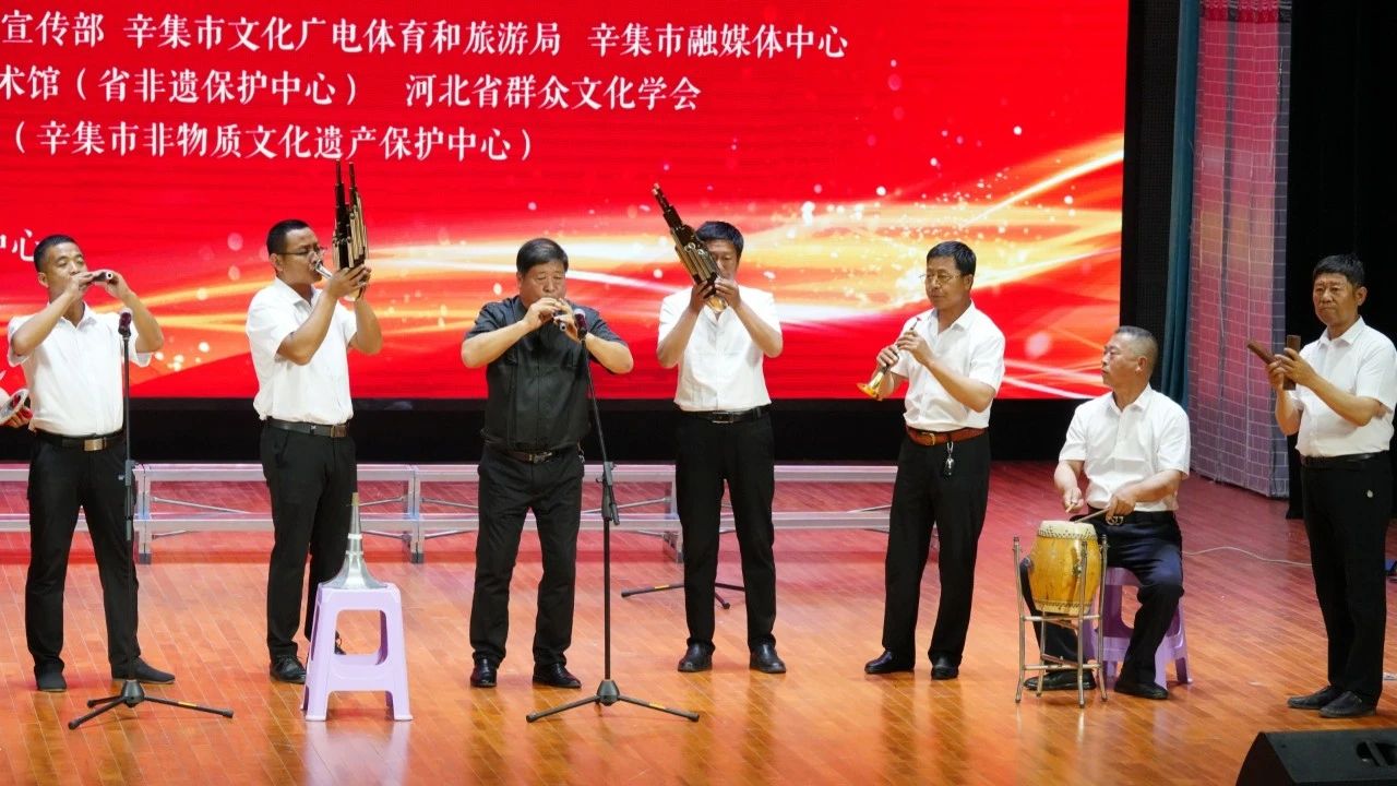 “感恩奋进 双争有我”主题群众文化活动暨河北省文化进基层惠民演出在辛集市传媒中心举办