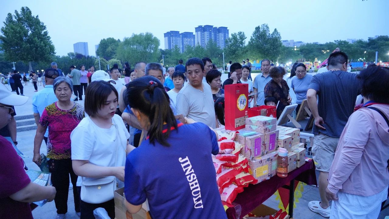 “彩色周末”文化活动于6月13日、14日晚8点在市雷锋广场-便宜坊商圈专场精彩上演